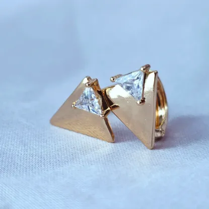 Imagen de Huggie Triángulo de Oro y Cristal Blanco