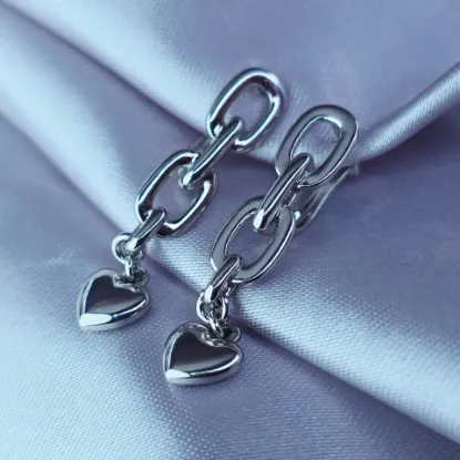 Imagen de Arete Sosteniendo un Corazón