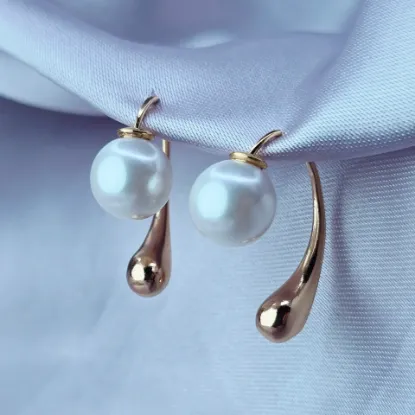 Imagen de Arete Violador Sosteniendo una Perla