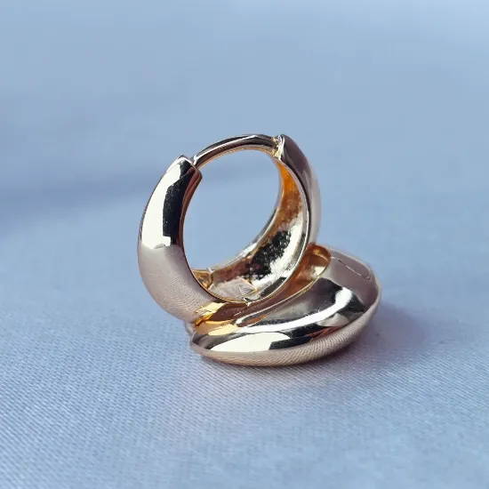 Imagen de Classic & Timeless Gold Huggie