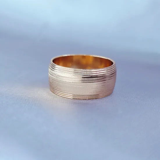 Imagen de Anillo Argolla Cálida Texturizada Talla 7