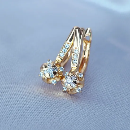 Imagen de Huggie Mostrando una Joya