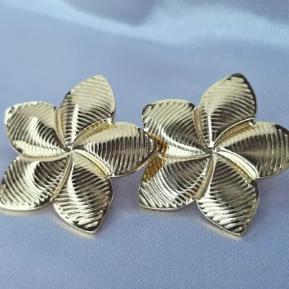 Imagen de Arete Flor con Pétalos Texturizados