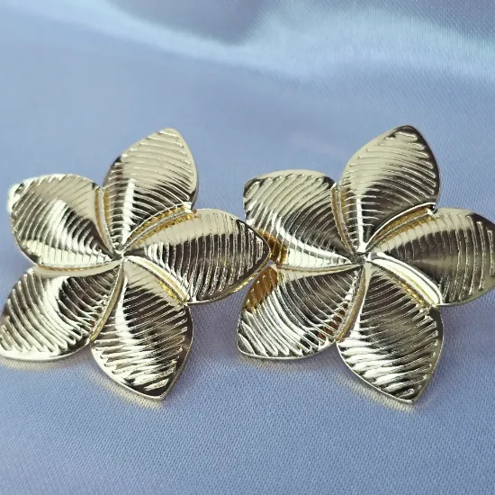 Imagen de Arete Flor con Pétalos Texturizados