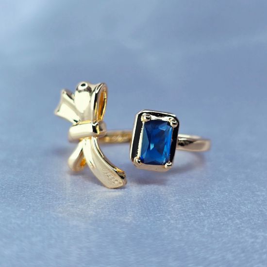 Imagen de Anillo Semiabierto Moño de Oro y Cubo Azul Talla 8
