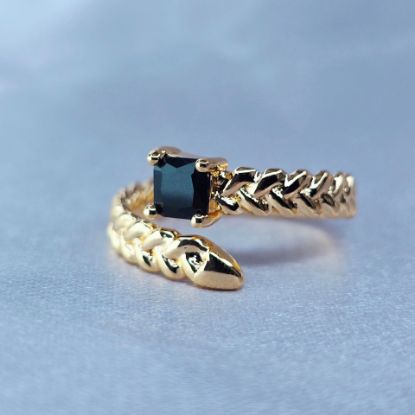 Imagen de Anillo Semiabierto Trenzado de Oro y Cubo Negro