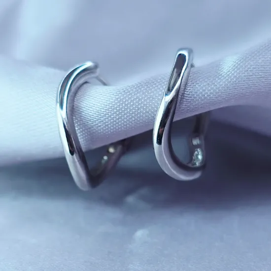 Picture of Discreet Wavy Hoop