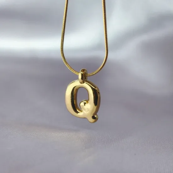 Imagen de Collar Esencia con Inicial Q  4401